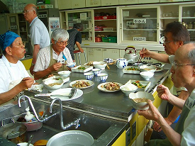 料理作成後の食事風景