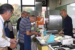 講師の話を熱心に聞く受講者