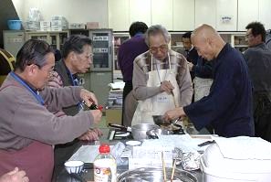 講師の話を熱心に聞く受講者