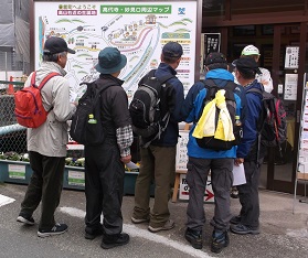 �\�������R