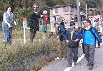 �\�������R