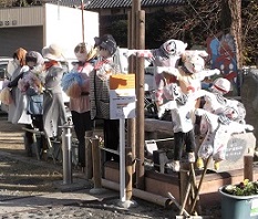 �\�������R