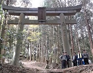 �\�������R