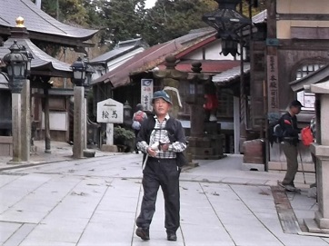 �\�������R