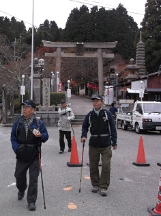 �\�������R