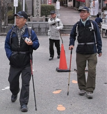 �\�������R