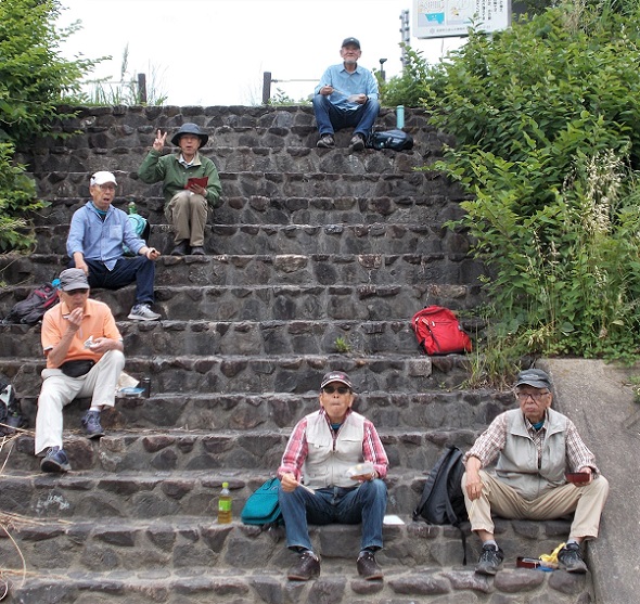 �������E�����E���H