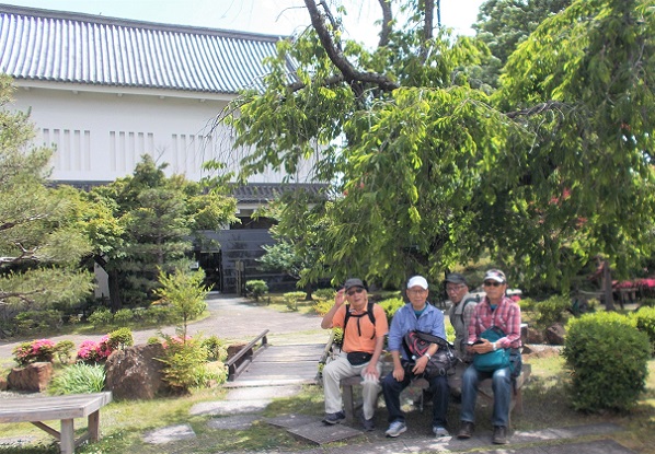 �������E�����������