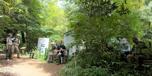 ���R�Ó��E�v�ې�ƓV���R�̐X������E�X�̊w�ɑO�ŋx�e