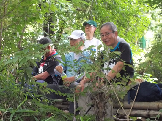 ���R�Ó��E�v�ې�ƓV���R�̐X������E�X�̊w�ɑO�ŋx�e