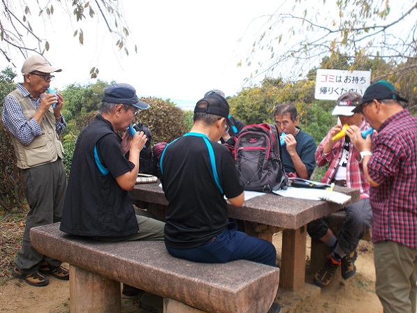 �R�̕ӂ̓��E�I�J���i��̉��O���\��