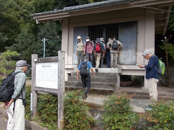 �R�̕ӂ̓��E���J�̐Ε�