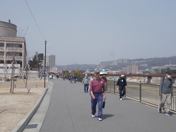 武庫川川沿い下り・宝塚市役所脇