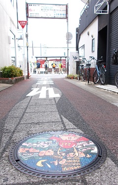 古市・道明寺古墳めぐり・長谷川義史さんが描いたデザインマンホール蓋