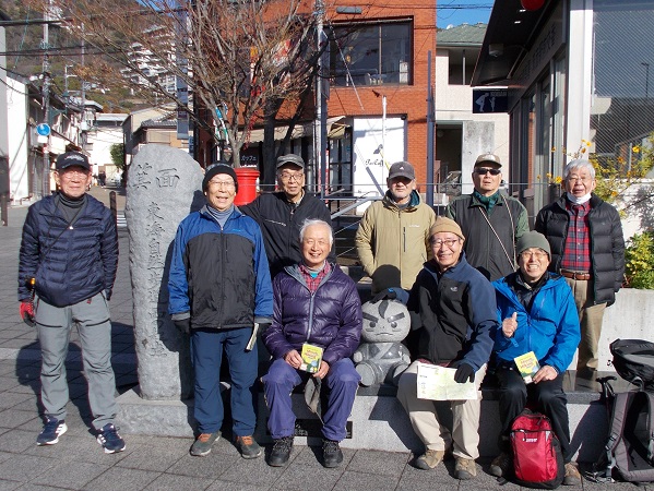 箕面山麓ハイキング・ゆずるベンチで記念撮影