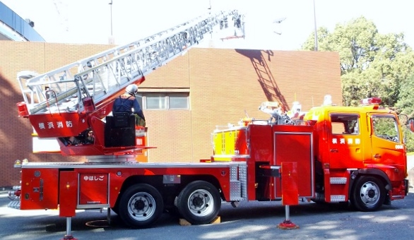 横浜市消防車