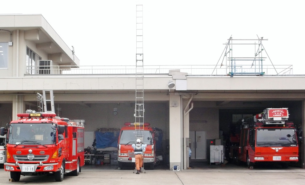 ��~�L����h�{�����h������