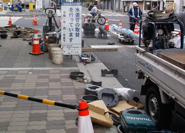 大阪市マンホール水道管取替工事
