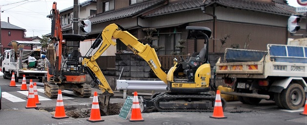 扶桑町仮設配水管の設置工事マンホール