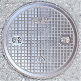 松原市(左)マンホール