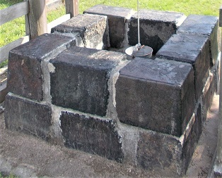 生野町カラミ石井戸