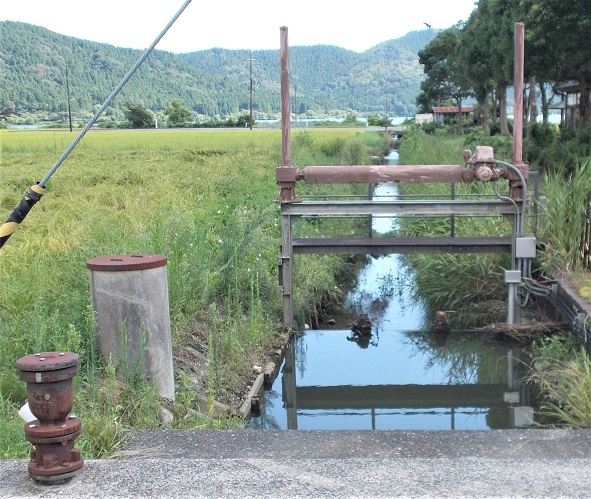 �]��������